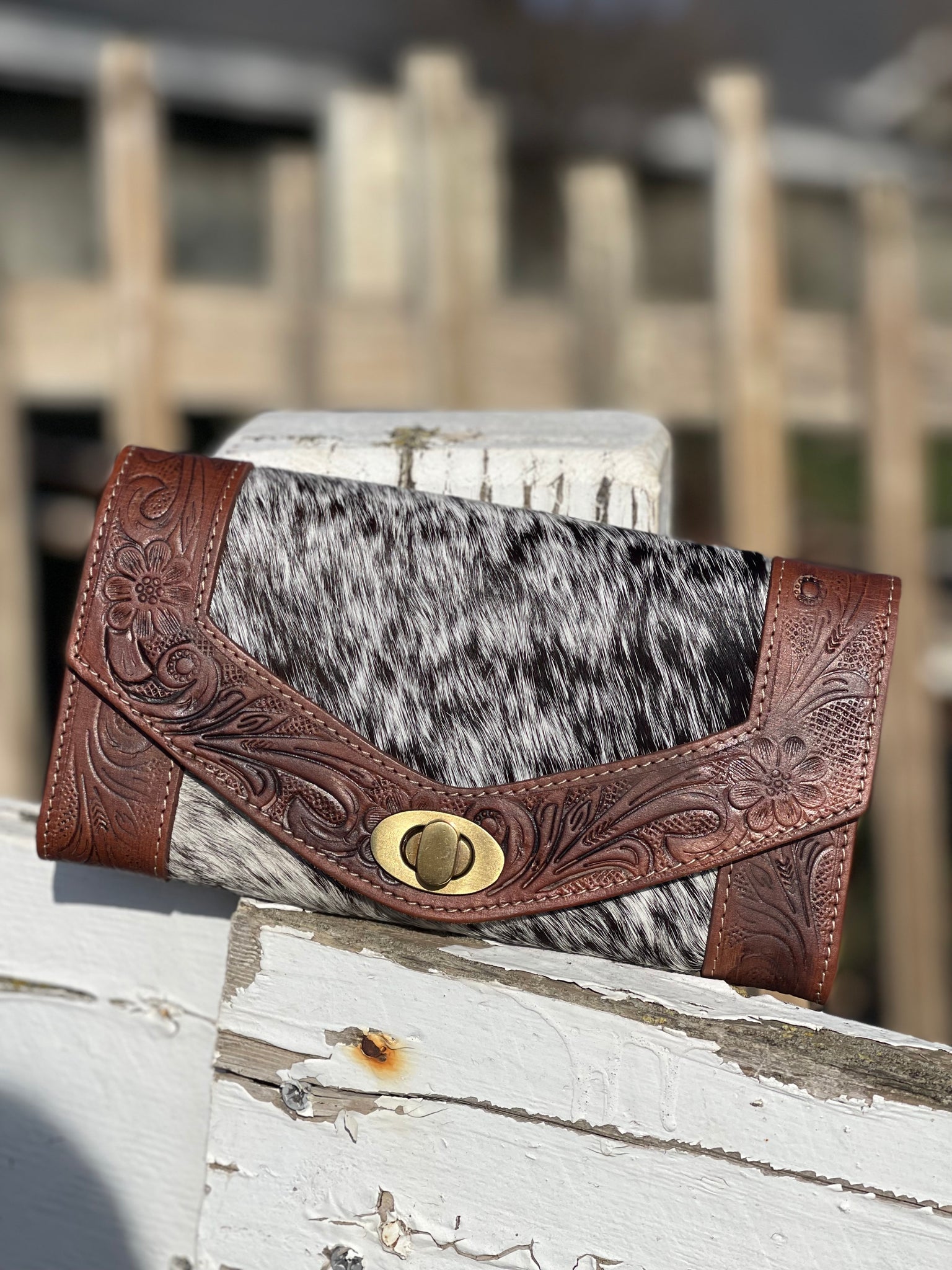 Twist Lock Hide Wallet