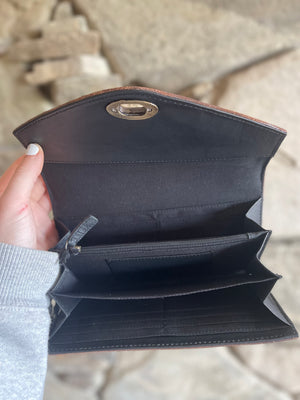 Twist Lock Hide Wallet