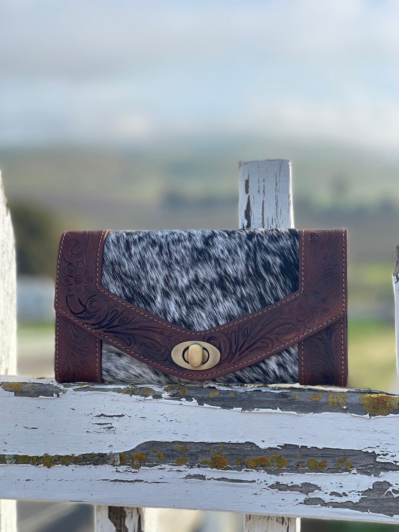 Twist Lock Hide Wallet